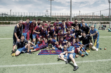 El FCB Cadete B festejando el título en la CE Joan Gamper. Foto: FC Barcelona