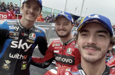 Selfie de Pecco Bagnaia, Jack Miller y Luca Marini /Fuente: Twitter Ducati Corse (@ducaticorse)
