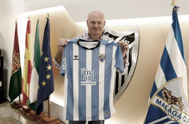 Pepe Mel con la camiseta de su nuevo club / Fuente: Málaga CF
