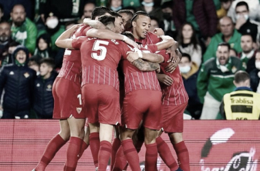 Los jugadores sevillistas celebran un gol en el Benito Villamarín. -Sevilla FC