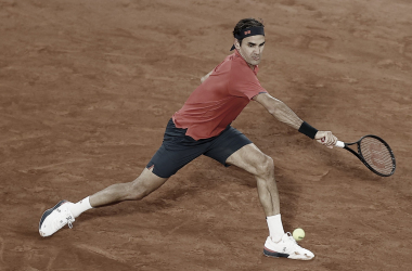 Federer batalla para avanzar en Roland Garros