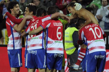 Euforia en el vestuario rojiblanco tras el partido en Mestalla