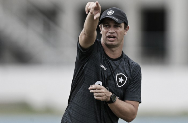 Treinador do Botafogo, Felipe Conceição ressalta confiança no elenco antes da estreia no Carioca