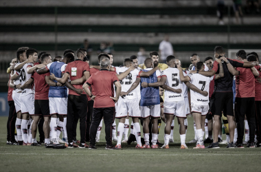 Atlético-GO derrota Chapecoense nos minutos finais e permanece na Série A do Brasileiro