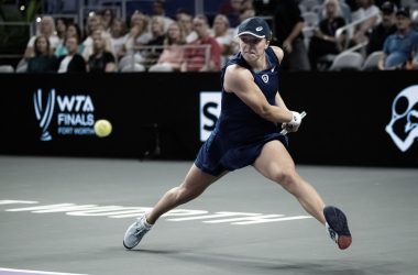 Swiatek vence Kasatkina pela quinta vez no ano e estreia bem WTA Finals