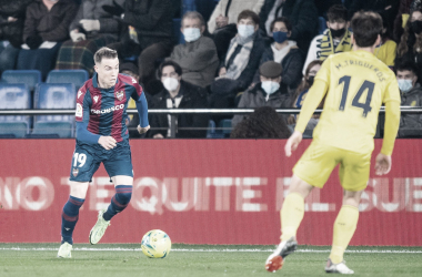 Clerc conduce la pelota en la derrota ante el Villarreal. | Foto: Levante UD