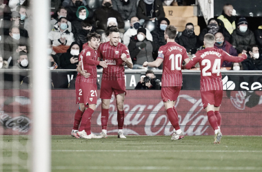 Los jugadores celebran el gol en la primera mitad. -Sevilla FC