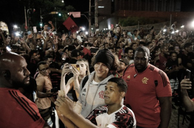 Torcida rubro-negra no estado recepcionou os jogadores na chegada ao Piauí. (Foto: Gilvan de Souza/Flamengo)