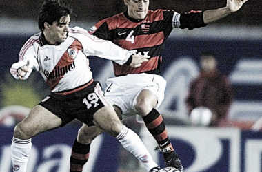Há 17 anos, Flamengo e River Plate protagonizaram jogo eletrizante pela Copa Mercosul