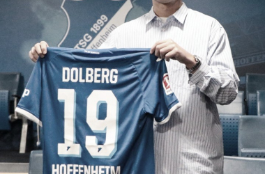 Dolberg posando con la camiseta del Hoffenheim / Fuente: Marca