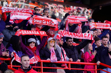 Aficionados del Granada CF en la Tribuna de Los Cármenes | Foto: Pepe Villoslada / Granada CF