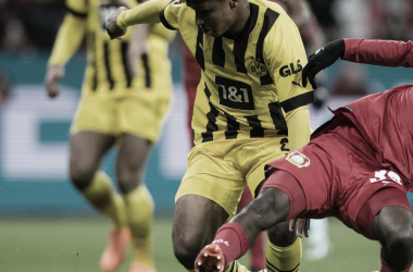 Adeyemi peleando un balón en pleno partido / Fuente: BVB