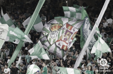 El Betis se une a su afición y visita la Peña Cultural de Brenes