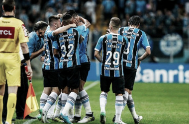 Grêmio massacra Atlético-PR e encaminha vaga às semifinais da Copa do Brasil