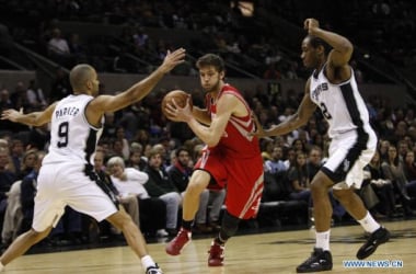 Houston pone a prueba a San Antonio en el duelo de Texas