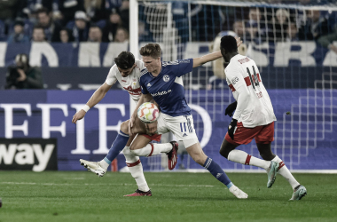 Schalke domina Stuttgart no primeiro tempo e voltar a vencer pela Bundesliga