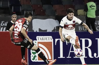 Blondel, de flojo partido, despeja la pelota (Foto: Tigre Oficial).