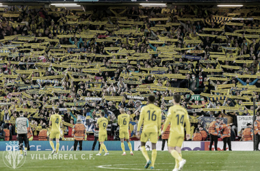 Imagen de La Cerámica junto al equipo después de la eliminación / Fuente: Villarreal CF