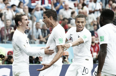 Varane inicia el camino a semis y contiene a Luis Suárez