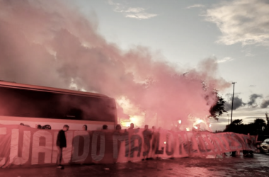 Bengalas y cánticos para subir la moral del equipo antes de partir a Galicia