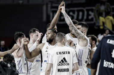 La plantilla del Real Madrid celebra la victoria al finalizar el encuentro | Foto: @RMBaloncesto