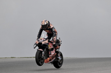 Miller sobre el aire en la segunda sesión del viernes en Portugal | Imagen: MotoGP