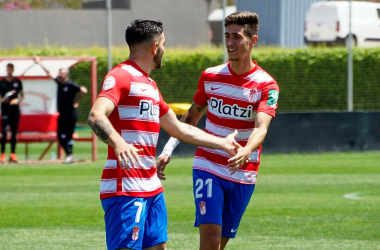 Dos jugadores del Recreativo Granada celebrando un tanto. Foto Pepe Villoslada / Granada CF.