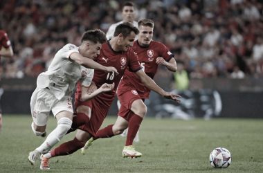 Gavi disputando un balón&nbsp; en el partido frente a la República Checa. Foto: Twitter Oficial Selección Española de Fútbol.