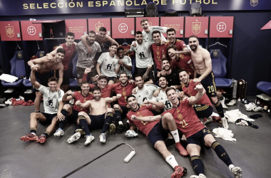 Los jugadores de la Selección Española celebrando la victoria frente a la República Checa el pasado domingo. Foto: Twitter Oficial Selección Española de Fútbol.