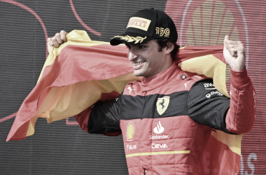 Sainz disfrutando junto a la bandera española en lo más alto del podio | Foto: Fórmula 1