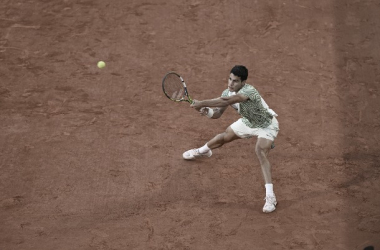 Alcaraz arrasa a Tsitsipas y se cita con Djokovic