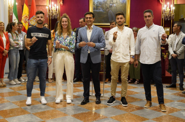 El Ayuntamiento de Granada recibe al Granada Femenino y Recreativo Granada tras sus ascensos