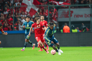Saint-Maximin y Marcel Ruiz en la disputa por el balón. Foto: América