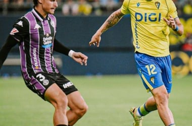 Tabatadze con el balón. Fuente: Cádiz CF