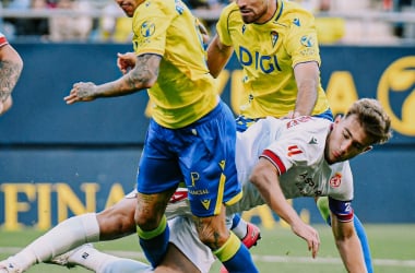 Roger luchando por el balón. Fuente: Cádiz CF