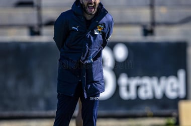 Corberán dirigiendo el entrenamiento