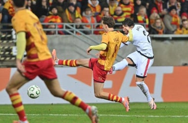 Ratiu dispara entre los tres palos / Fuente: RayoVallecano (X)