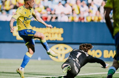 Roger anotando el segundo gol ante el Racing. Fuente: Cádiz CF
