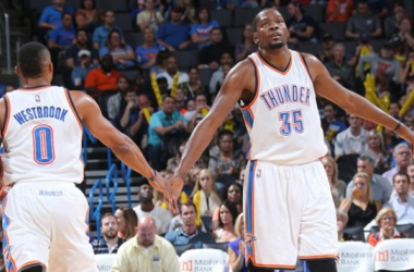 Thunder bate Spurs com show de Westbrook e Durant