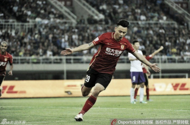 Guangzhou Evergrande goleia e assume a liderança na Liga Chinesa