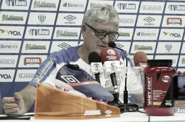 Mesmo com vitória e liderança, Geninho vê pontos a melhorar no Avaí: "Erramos muito"