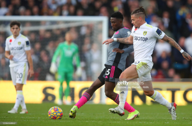 LEEDS, ENGLAND - NOVEMBER 07: Wilfred Ndidi of Leicester City and Kalvin Phillips of Leeds United during the Premier League match between Leeds United and Leicester City at Elland Road on November 7, 2021 in Leeds, England. (Photo by Robbie Jay Barratt - AMA/Getty Images)