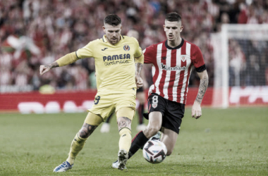 Sancet disputando la pelota con un jugador del Villarreal | Fuente: Getty Images