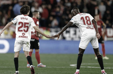 Bryan Gil y Gueye durante un partido entre el Sevilla y el Mallorca. Foto: Getty Images