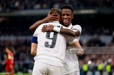 Vinicius Jr and Benzema celebrate the only goal (Photo: Manuel Reino Berengui/DeFodi Images via GETTY Images)