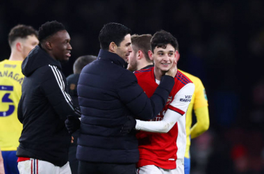 LONDON, ENGLAND - DECEMBER 21: Charlie Patino of Arsenal (R) and Mikel Arteta, Manager of Arsenal celebrate following their side's victory in the Carabao Cup Quarter Final match between Arsenal and Sunderland at Emirates Stadium on December 21, 2021 in London, England. (Photo by Ryan Pierse/Getty Images)