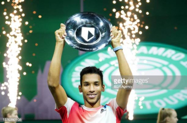 Felix Auger-Aliassime holds up the champion's trophy after winning the 2022 ABN AMRO World Tennis Tournament/Photo: Hank Seppen/BSR Agency/Getty Images