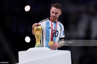 Alexis Mac Allister touches the World Cup trophy in Qatar (Photo: Clive Brunskill/GETTY Images)