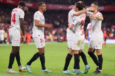 Los jugadores del Sevilla abrazados celebrando la victoria. Foto: Getty Images