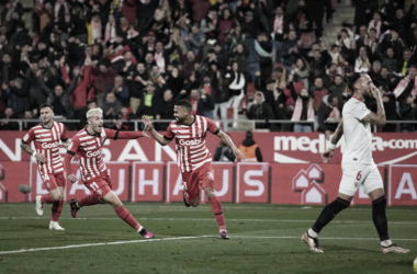 Los jugadores del Girona celebrando el gol de la victoria, mientras Gudelj se lamentaba. Foto: Getty Images